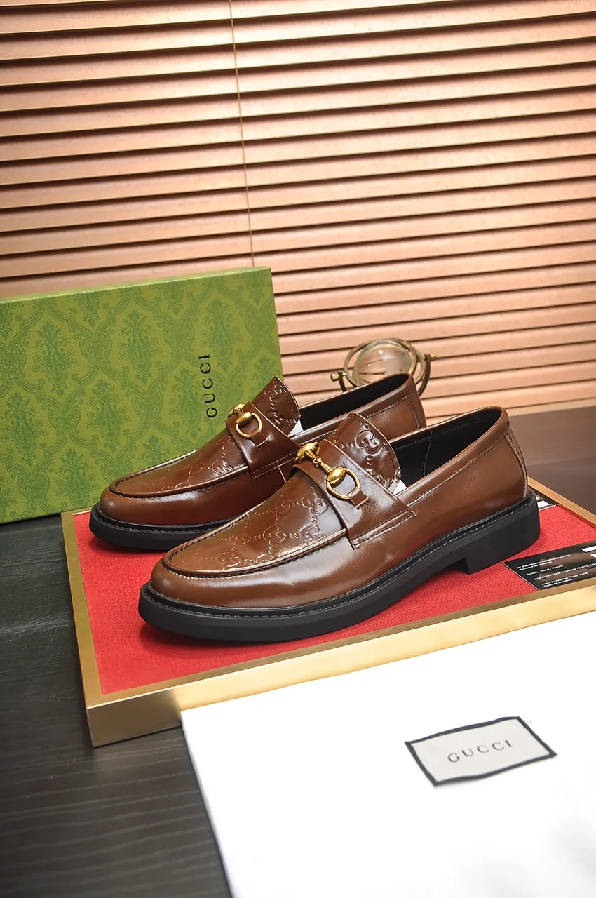 Men's shoes💰540💶Italy's top luxury men's shoe giant (GUCCI) (Gucci) (full cowhide lining) new arrival🍃Original European style🔰 Pleasant to the eye😍In order to make the shoes more durable and non-deformable🌀The production continues to follow traditional methods but there is still no lack of innovation💪Choose original sheepskin for the leather♻️ Smooth and natural And extra bright ⭐Made of imported cowhide, the first choice of rich people 38-45 (45 customized)